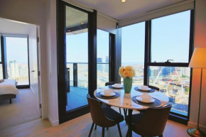 Glamorous 2BR Apt with Ocean & River Views & Free parking